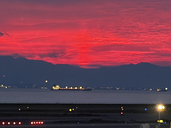 夕暮れ時、空一面が鮮烈な赤色に染まったセントレア。太陽から縦に光が伸びる幻想的な「太陽柱（サンピラー）」が見られた、奇跡的な絶景の記録。