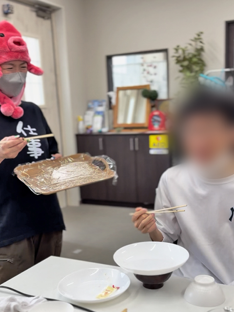 満腹になった合図として、お椀にしっかりと蓋をして「STOP」をアピールする訓練生。限界まで挑戦しきった満足げな表情と、ルールに則ったお決まりの動作に周囲の笑い声が包まれた、わんこ素麺チャレンジ終了のワンシーン。