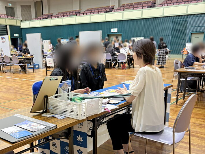 相談者への対応に加え、地域活動支援センターや障害者就業・生活支援センターなど、他機関のスタッフとも現場の情報を共有し合う様子。地域全体で一人の「はたらきたい」を支える、横のつながりを大切にした支援のワンシーン。