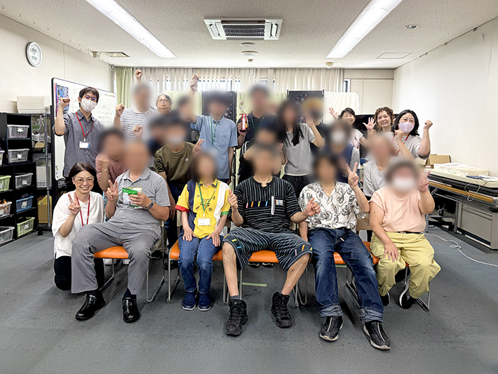 優勝した訓練生を中央に、参加者全員で収まった集合写真。一致団結してイベントを盛り上げた充実感と、次の目標へと向かう意欲が感じられる、笑顔あふれる大会の締めくくり。
