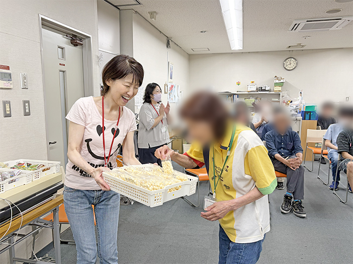 手作りのルーレットで獲得した「たまごボーロ」を手に、満足げな表情を浮かべる訓練生。自分の力と運で手に入れた成果を喜び、達成感を実感している様子。