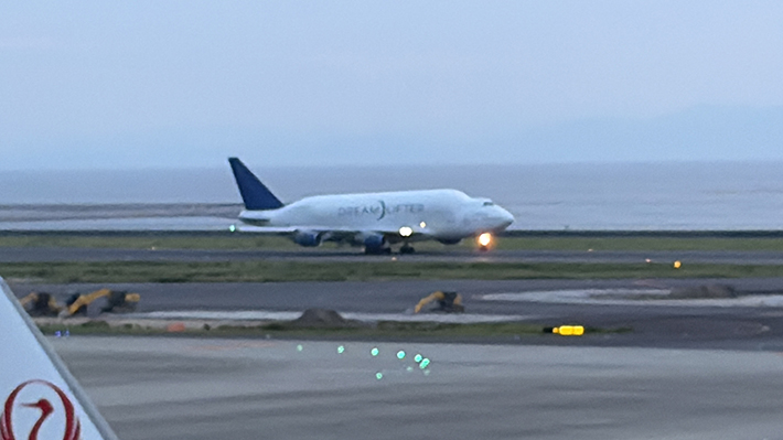 世界に4機しかないボーイングの超大型貨物機「ドリームリフター」の着陸。中部地域で製造された部品を運ぶ、セントレアでしか見られない貴重な機体。