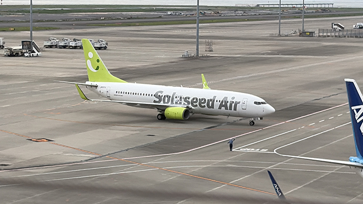 ピスタチオグリーンの鮮やかなカラーリングが特徴的なソラシドエアの旅客機。セントレアの誘導路を滑走し、九州方面への出発に備える爽やかな風景。