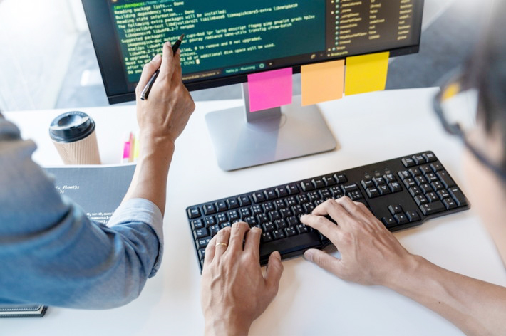 画面のコードを指差しして、コードを修正してもらうイメージ