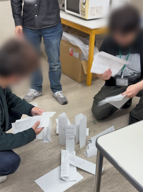 バランスを崩してタワーが倒れてしまった場面。失敗を責めるのではなく、「なぜ倒れたのか」を冷静に分析し、次の成功に繋げる学びの機会。