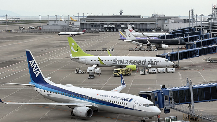 ANA、ソラシドエア、スターフライヤー、FDA、JALの機体がスポットに横一列に並ぶ壮観な眺め。セントレアならではの多種多様な国内線ラインナップを一望できる瞬間。