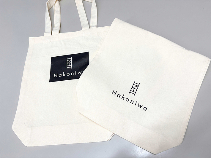 ウェアに続き、カッティング技術を活用して制作された「HAKONIWA」のオリジナルトートバッグ。布製グッズへの展開もスムーズに行えるようになり、モノづくりのバリエーションが大きく広がった成果物。