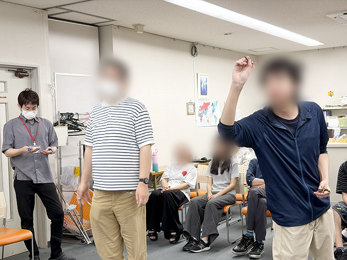 ポイント制で順位を競うダーツの個人戦。日頃のIT訓練で培った集中力を発揮し、自分のベストスコアを目指して試行錯誤を繰り返す、白熱した競技のワンシーン。