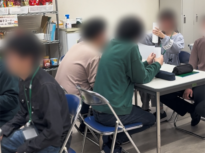 障碍者ITカレッジ愛西で毎月開催されているグループワークの風景。今回は「ペーパータワー作り」を通して、チームでの役割分担や意見交換のスキルを磨く。