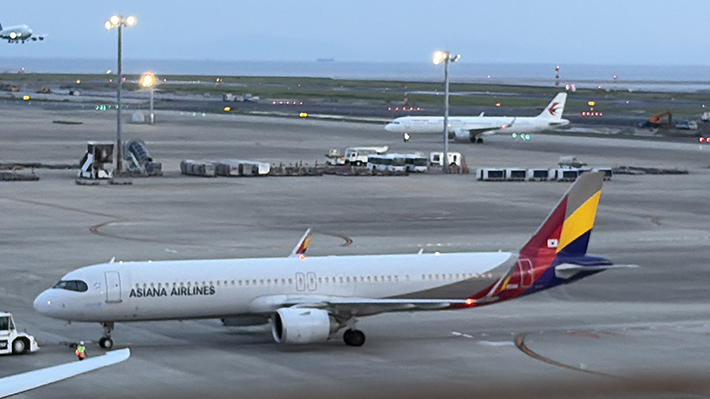 韓国から海を越えてセントレアに到着したアシアナ航空の機体。国際空港としてアジアの主要都市と繋がっていることを実感させる、国際線エリアの風景。