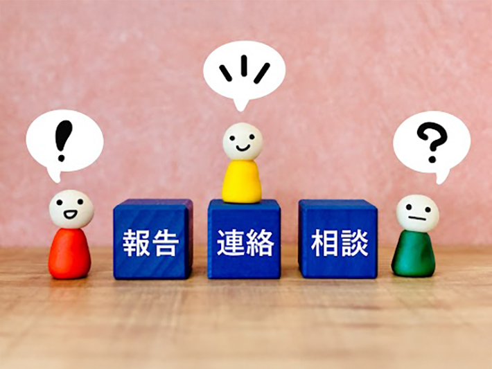 「連絡」のブロックに人形を置くことで、情報の正確な共有がチームワークを支える土台となることを強調。適切なタイミングでの共有が周囲との信頼関係を築くイメージ。