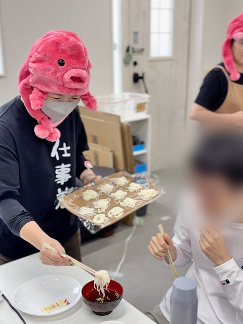 「ジャンジャーン♪」という威勢の良い掛け声とともに、訓練生のお椀へ次から次へと麺を投入するフレーベルのスタッフ。わんこスタイルならではのスピード感あふれる「おもてなし」で、会場のボルテージが最高潮に達する瞬間。