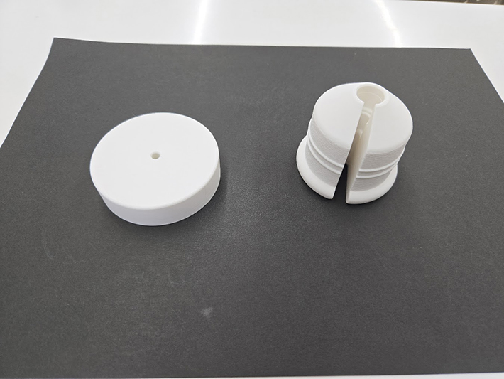 3Dプリンターで製作された「なわとび組み立て専用」の補助器具（治具）。硬い部品をはめ込む際の強い力をサポートし、作業の負担軽減と品質の安定化を目的として開発された独自の道具。
