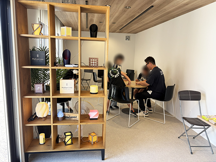 フレーベルの展示コーナーに並べられた、ITカレッジ愛西の3D制作チームによる作品群。利用者一人ひとりがモデリングソフトで設計(モデリング)を行い、3Dプリンターで出力した、個性豊かな「ものづくり」の成果。