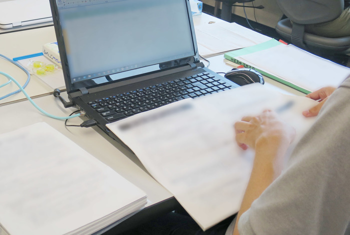 Excelにアンケート原本の内容を入力する様子 Excel(エクセル)のフォーマットを開き、紙のアンケート原本に書かれた回答内容を一つひとつ正確に打ち込んでいく訓練風景。ブラインドタッチやホームポジションを意識した丁寧な入力作業により、実務で求められる集中力と校正力を高めている場面。