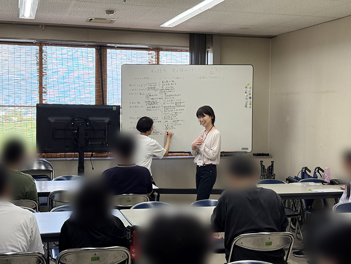 講義中も笑顔を絶やさずに話している