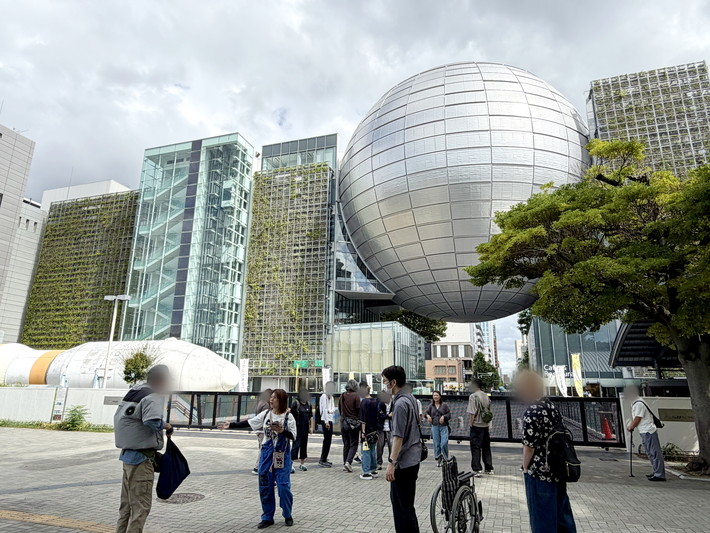 名古屋市科学館へ向かう、障害者雇用創造センター(ITカレッジ愛西・まきの木・フレーベル)の訓練生とスタッフ一行。レクリエーションを通じた社会参加の一環として、世界最大級のプラネタリウム体験への期待に胸を膨らませる移動風景。