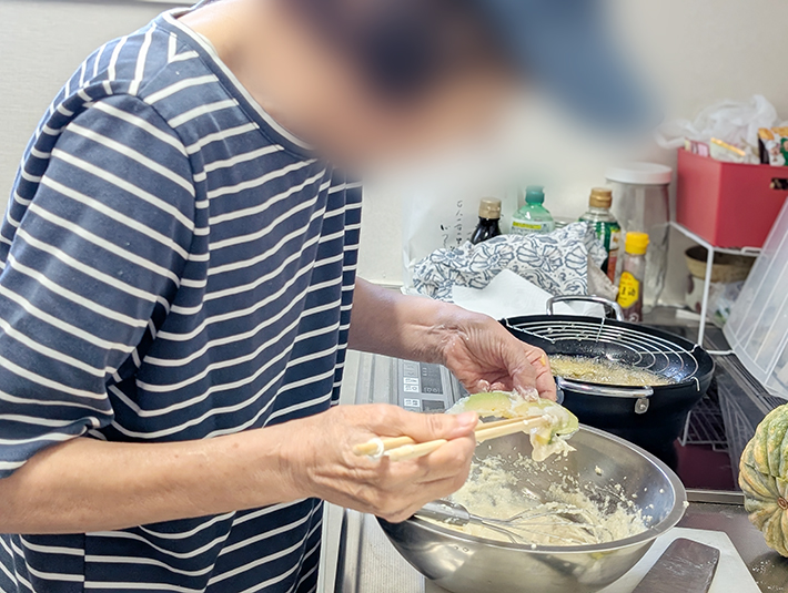 畑から収穫したばかりの新鮮なカボチャをスライスし、お昼ご飯に向けて早速調理をスタートさせている様子。フレーベルの畑の恵みをおいしくいただくために、自分たちの手で調理を行い、お昼の「天ぷら」へ仕上げていくワクワクするプロセス。