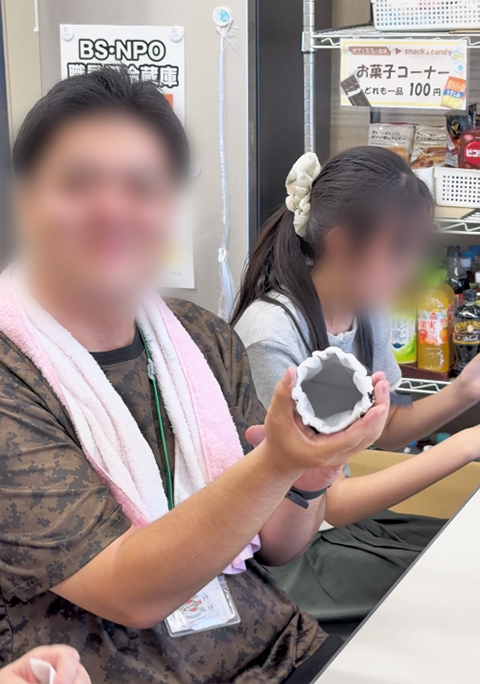 バネ口金具をポーチの口にしっかりと通し終え、開閉部分を固定した状態。生地の端が綺麗に収まり、仕上がりのクオリティがぐっと高まった、バネ口ポーチ完成直前の確かな手応えを感じる瞬間。