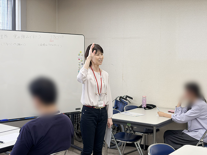 講師を務めるスタッフが挙手を募っている