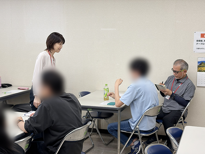 訓練生の一人のところに行って直接発言を聞いている