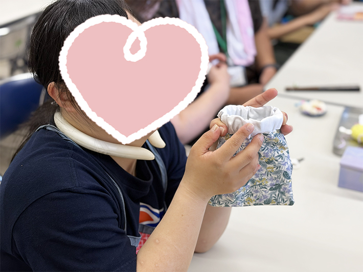 前回のレクで学んだ裁縫の基本を活かし、一針一針ちくちくと丁寧に手縫いでポーチを縫い進める訓練生。おしゃべりを楽しみながらも、手元に集中して自分の作品を形づくっていく穏やかな訓練風景。
