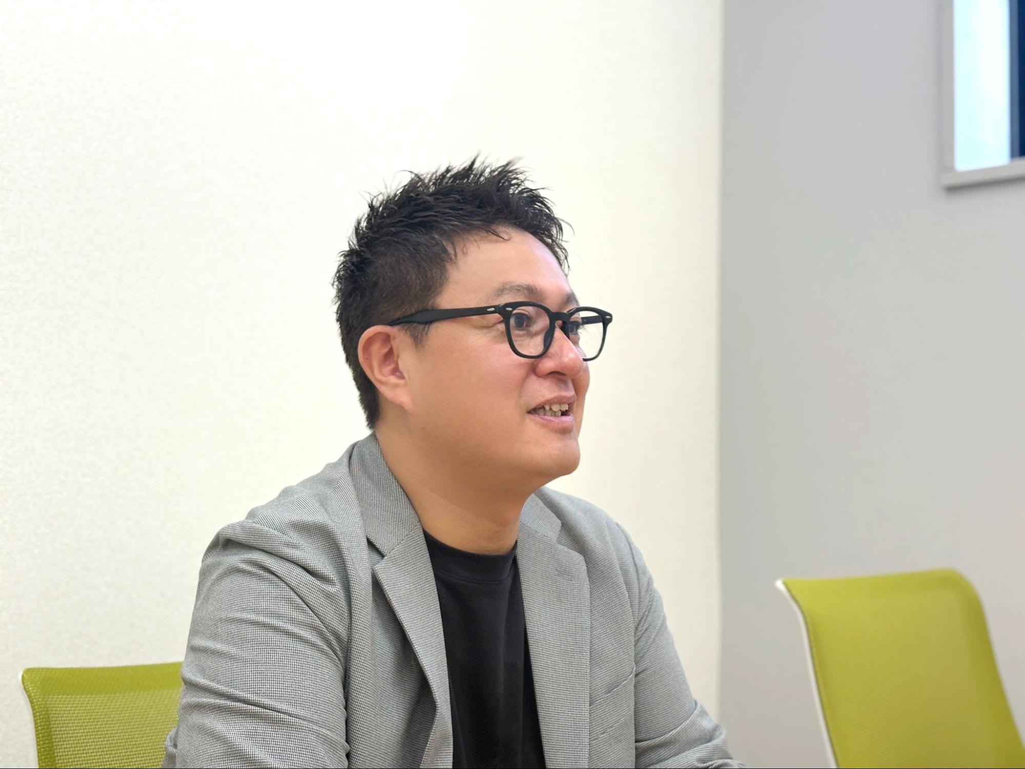 インタビューに答える渡邉理事長