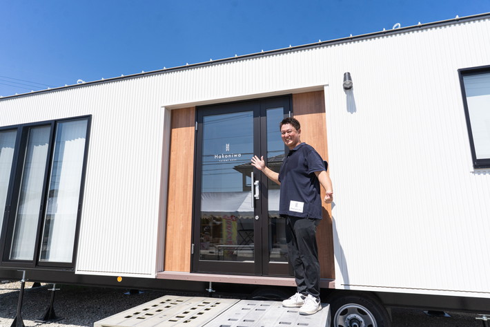 トレーラーハウスの前で、はじめて足を運んだ方を迎える渡邉