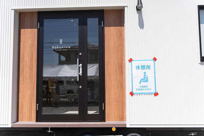 Hakoniwa入口の壁には休憩所のステッカー
