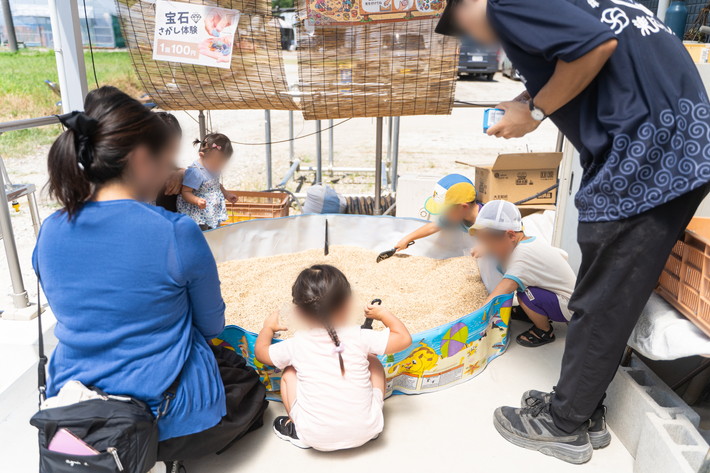宝石探しコーナーで遊ぶ子どもたち