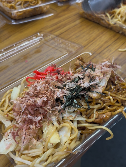 「どちらの味も食べ比べたい！」という訓練生のたくさんの声に応えて、ソース味と醤油味の2種類の焼きそばを一つのパックにハーフ＆ハーフで盛り付けた大人気メニュー。