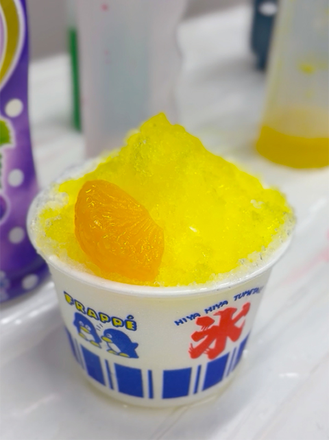 爽やかなレモンシロップをたっぷりとかけ、ジューシーな缶詰のみかんを可愛らしくトッピングした特製かき氷。フレーベルの夏を彩る、彩り豊かで贅沢な冷たいおやつ。
