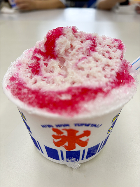 鮮やかないちごシロップをかけたふわふわ氷の上に、トッピングとして圧倒的な大好評を得た甘い「練乳」をたっぷりとかけた特製かき氷。
