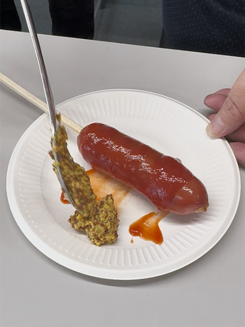 こんがりとジューシーに焼き上げられたフランクフルトに、定番のケチャップと、大人な味わいで大好評を博した「粒マスタード」を添えて盛り付けたお皿。