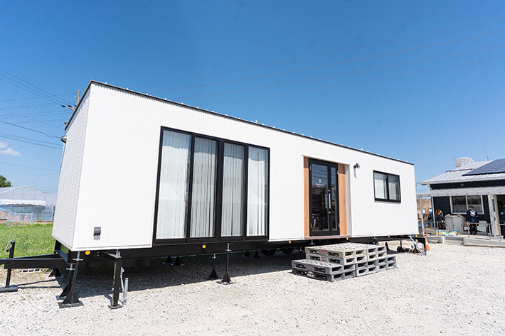 愛知県弥富市にオープンした、木の温もりとモダンなデザインが調和するオシャレなトレーラーハウス『Hakoniwa（YATOMI BASE）』の外観。地域の皆さまが「ちょっとお茶しに行こう」「覗いてみよう」と気軽に立ち寄れる、温かみあふれる秘密基地のような佇まい。