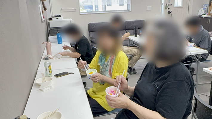 それぞれが選んだお気に入りのシロップをかけたかき氷を美味しそうに頬張る訓練生たち。ひんやり冷たい食事を味わいながら、笑顔で夏の思い出を語り合うひととき。