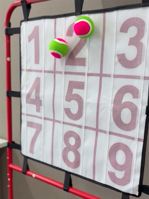 愛西のイベント「投げリンピック」でも大活躍したストラックアウトの的。マジックテープ式の専用ボールが数字の的にぴたっと張り付いており、高得点を目指して訓練生みんなで一生懸命チャレンジして大はしゃぎする瞬間。