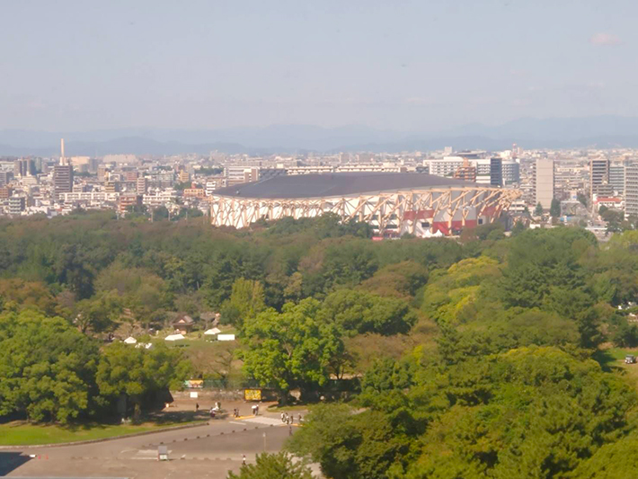 研修会場の窓から見える、名城エリアに建設されたIGアリーナ(愛知国際アリーナ)と名古屋の街並みを捉えた遠景写真。