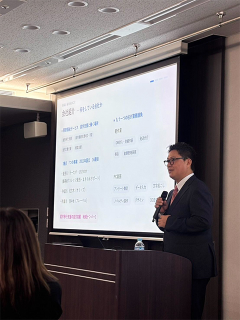 身振り手振りを交えながら、経営指針発表会や社員会といった法人内での具体的な取り組み・実践事例について熱弁を振るう渡邉理事長。