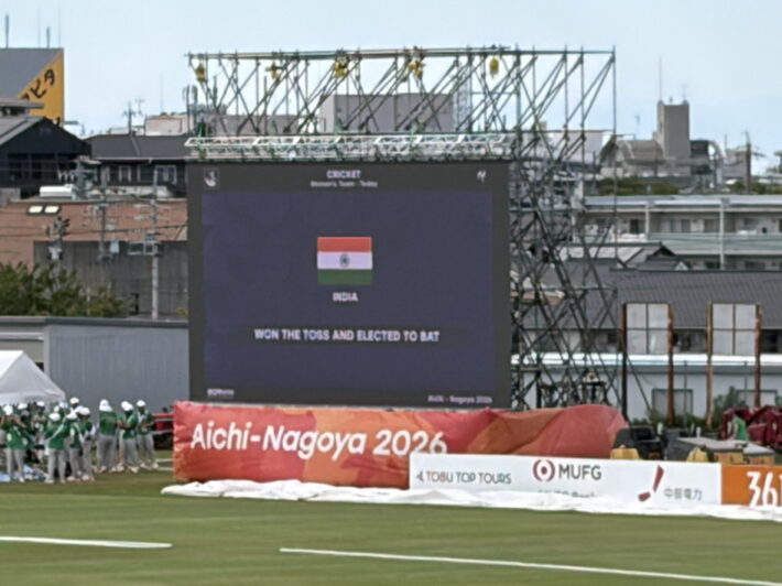 大型スコアボードに「INDIA WON THE TOSS AND ELECTED TO BAT」(インドがコイントスに勝ち、攻撃を選択)と表示された様子