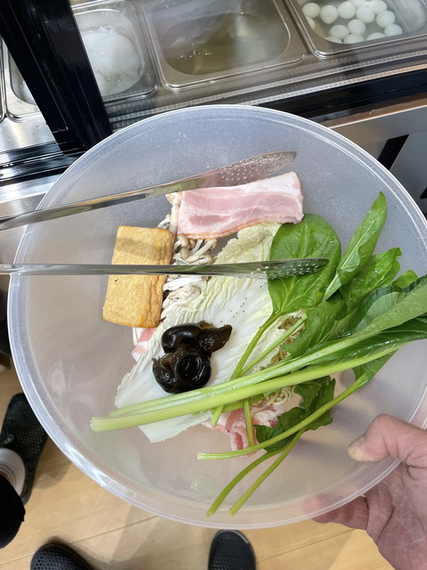 白菜や青梗菜、キクラゲ、ベーコン、厚揚げなど、自分好みにチョイスしてボウルに盛り付けた食材。