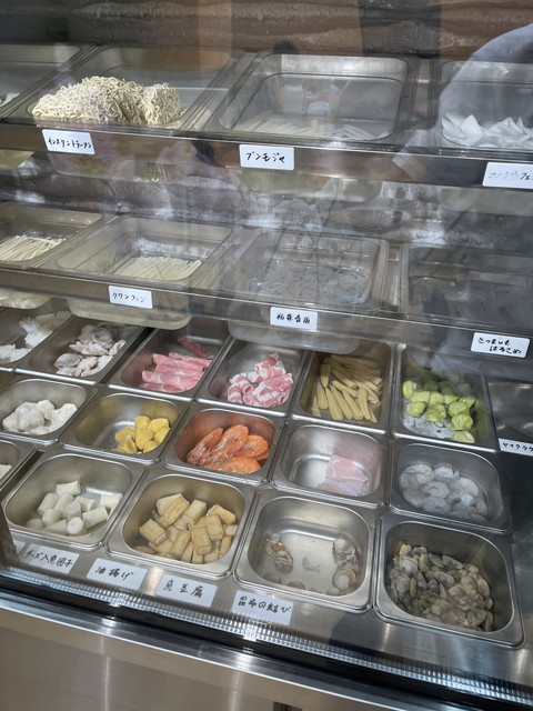 ショーケースに並ぶインスタントラーメン、ブンモジャ、エビ、魚豆腐、さつまいもはるさめなどの豊富なトッピング具材。