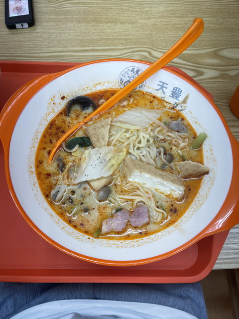 「天豊」のロゴ入り丼に盛り付けられた、麻辣スープと好みの麺・具材が合わさった熱々で美味しそうな麻辣湯(マーラータン)。