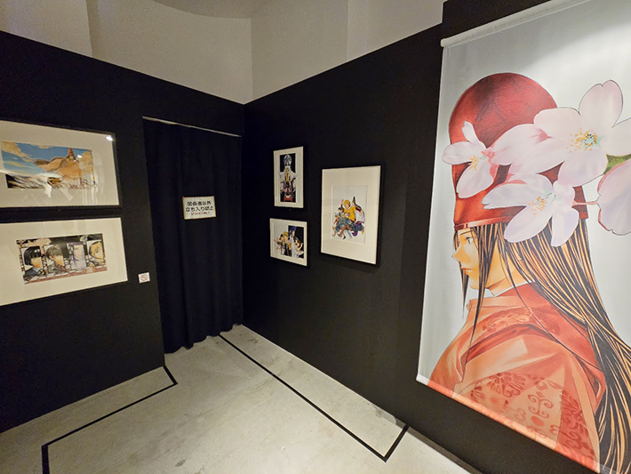 桜の花冠を被った美しい藤原佐為のカラービジュアルタペストリーと、カラー原稿作品が並ぶ展示コーナー。