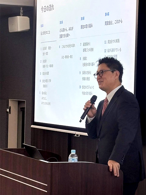 参加者の視線を受けながら、一人ひとりの特性を活かせる組織づくりへの思いを伝え、後半のグループ討論へとつなぐ渡邉理事長の講演風景。